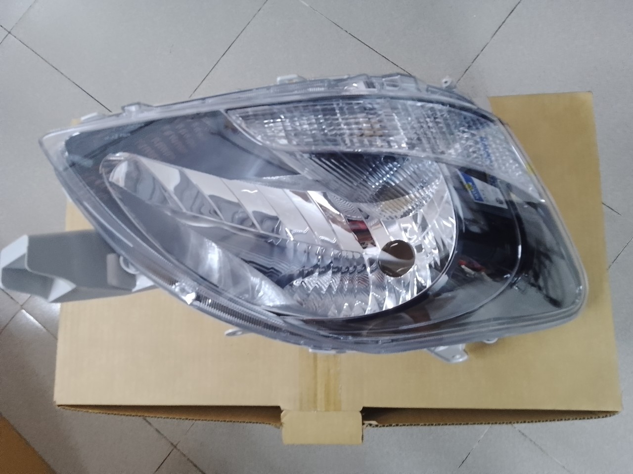 Đèn pha Toyota Vios 2012