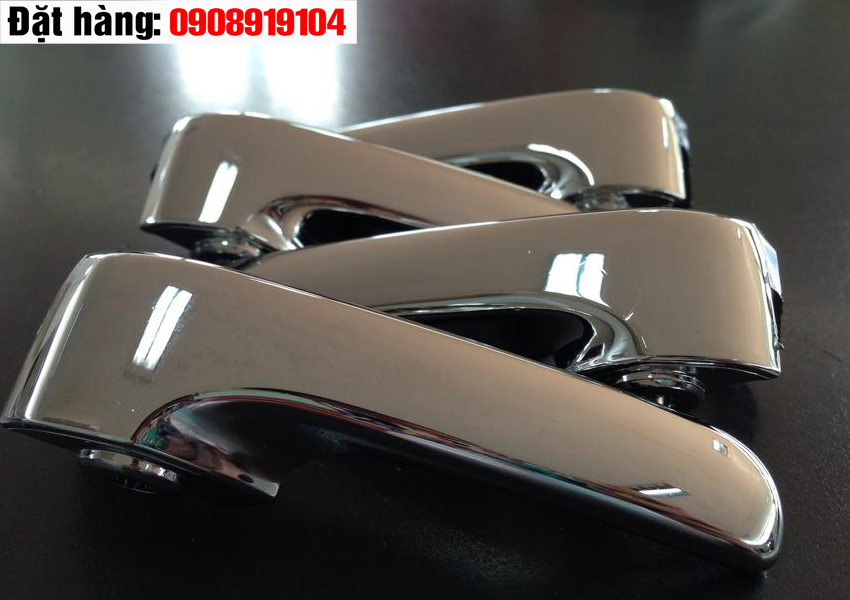 Khóa cốp sau hilux