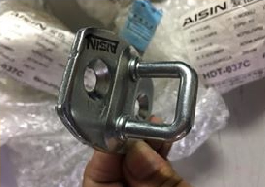 Ngàm ngậm cửa Fortuner